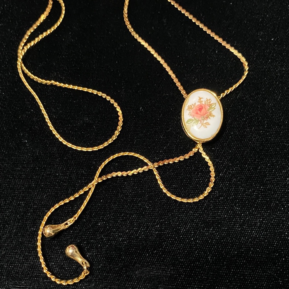 Elegant vintage Lariat Gold Floral Pendant 24” Necklace